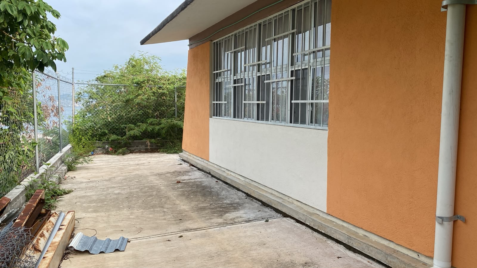 Construcción de muro de contención en Escuela Primaria Alberto González Valle