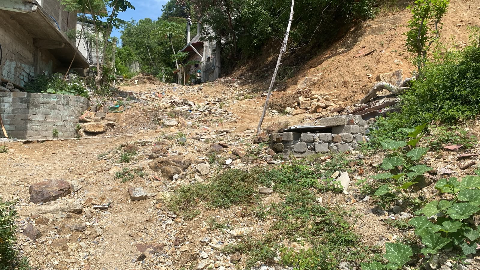 Construcción de drenaje sanitario en Calle Mirador