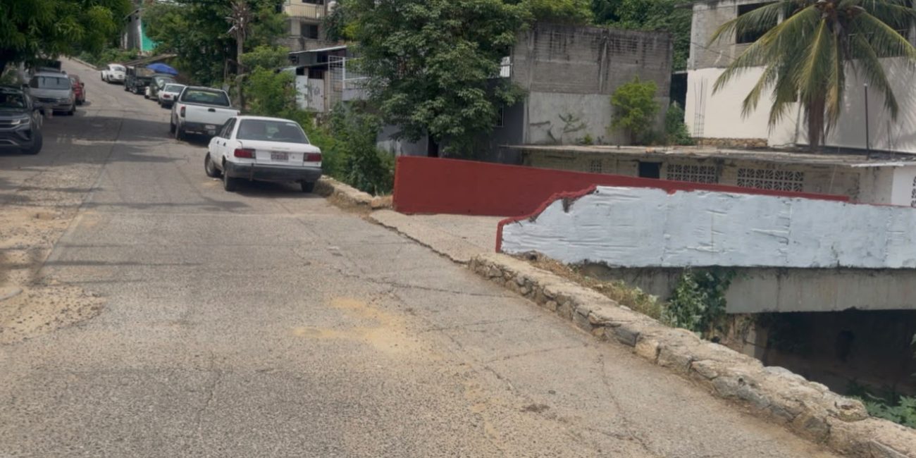 Construcción de drenaje sanitario en calle Juan R. Escudero
