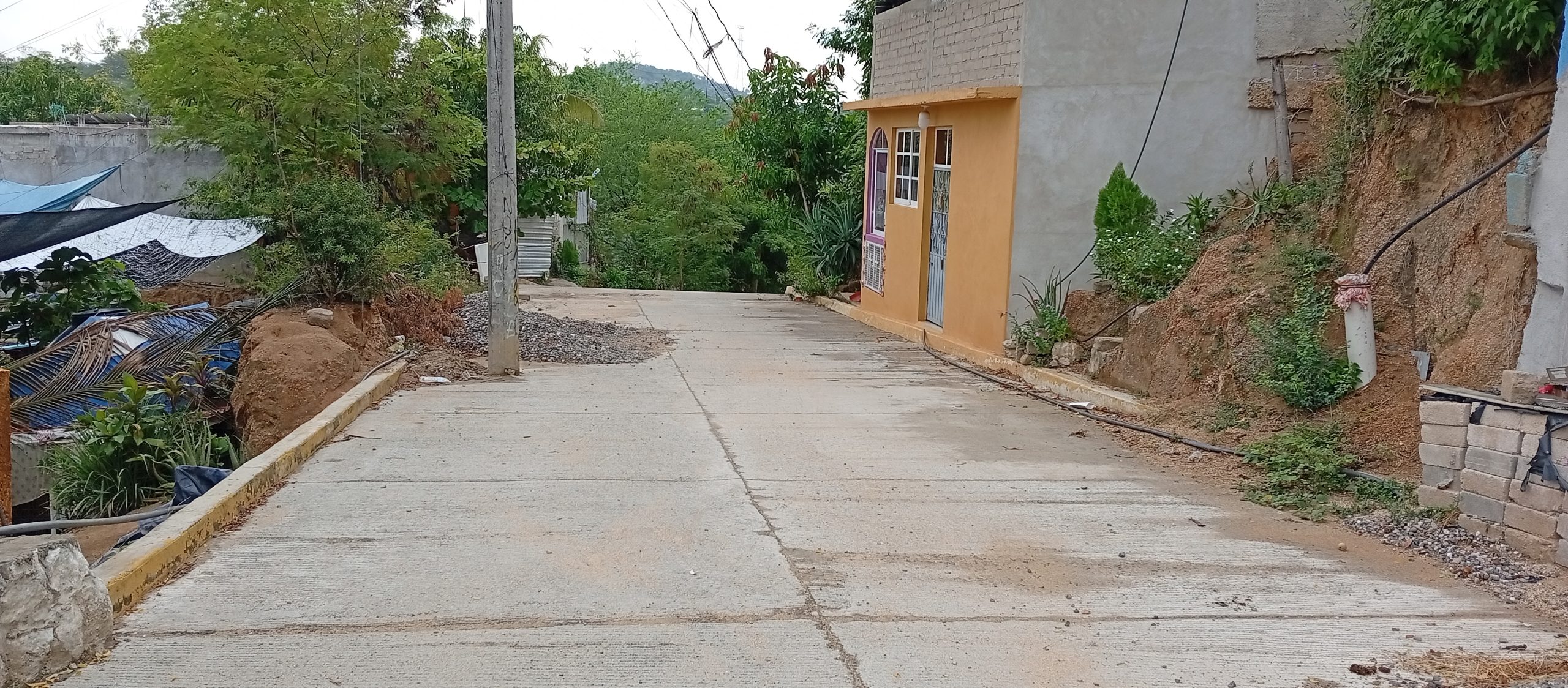 Construcción de drenaje sanitario en calle Flor de Mayo