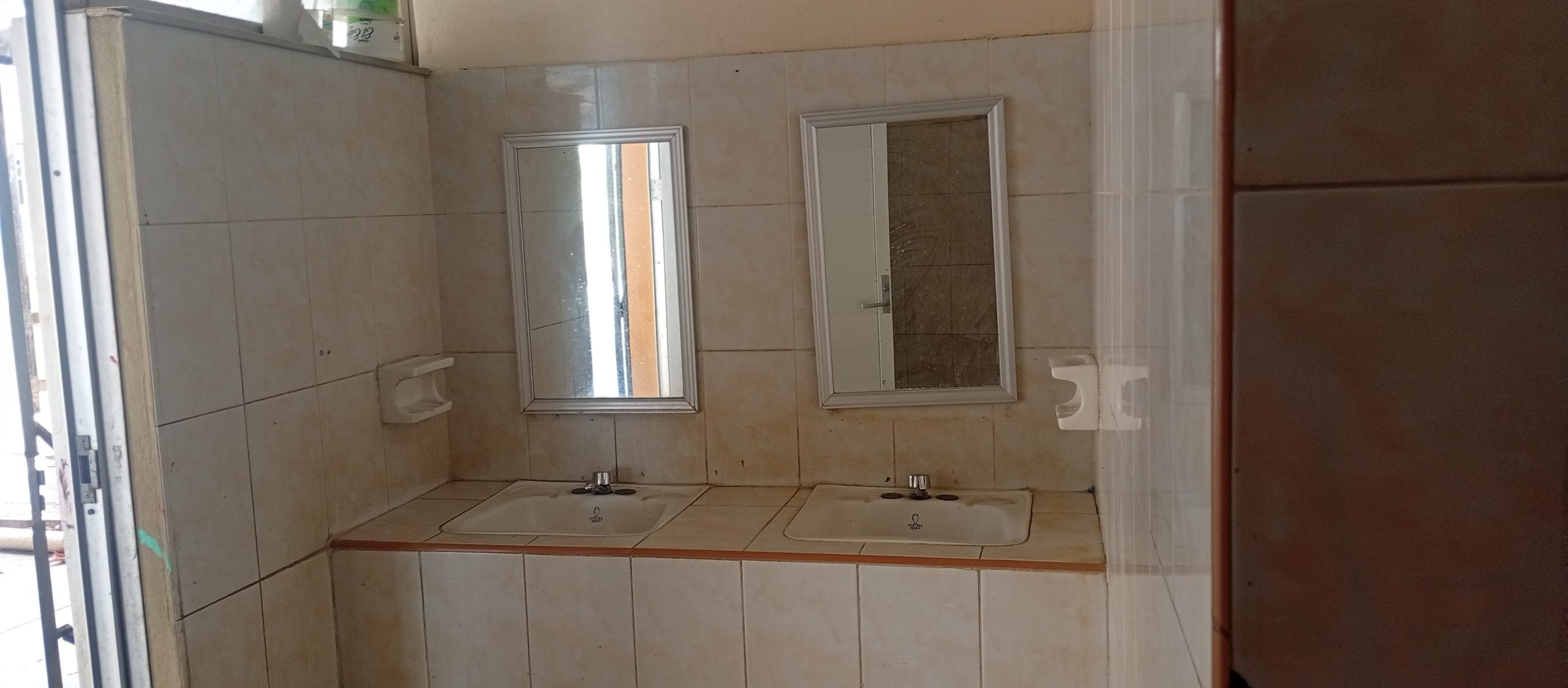 Mantenimiento de sanitarios en Escuela Primaria Sentimientos de la Nación