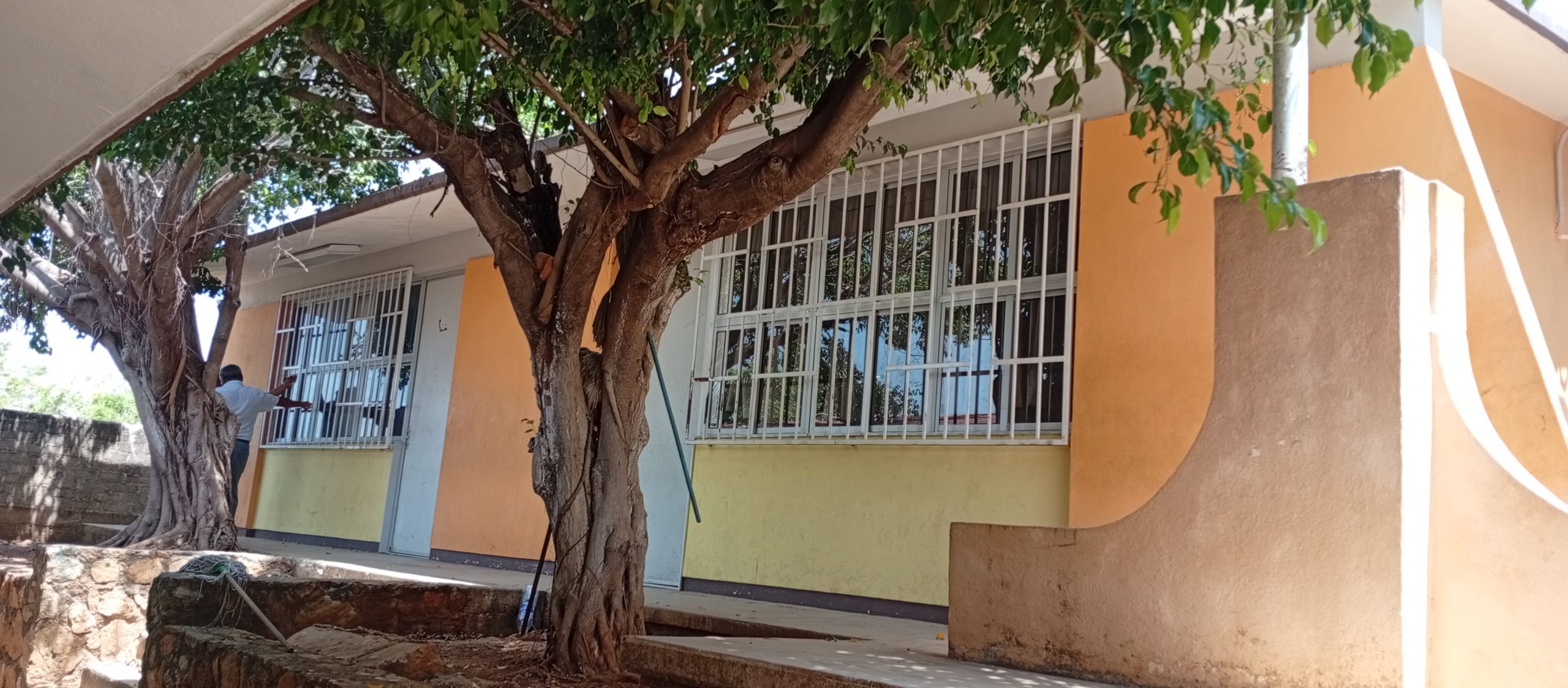 Construcción de aulas en Telesecundaria Francisco Ruiz Massieu