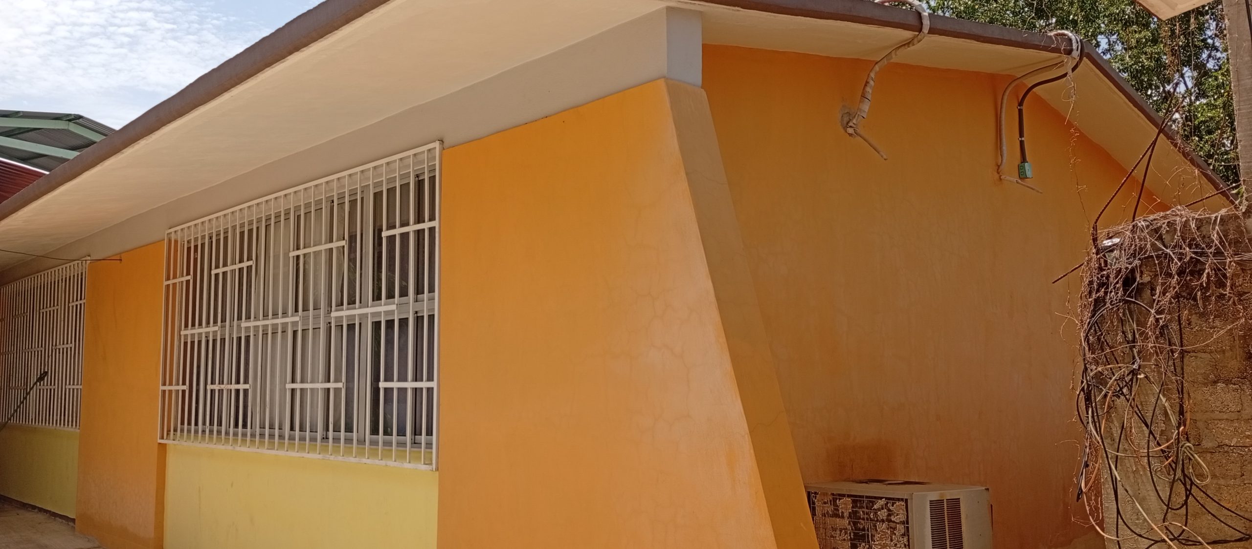 Construcción de aulas en Telesecundaria Francisco Ruiz Massieu
