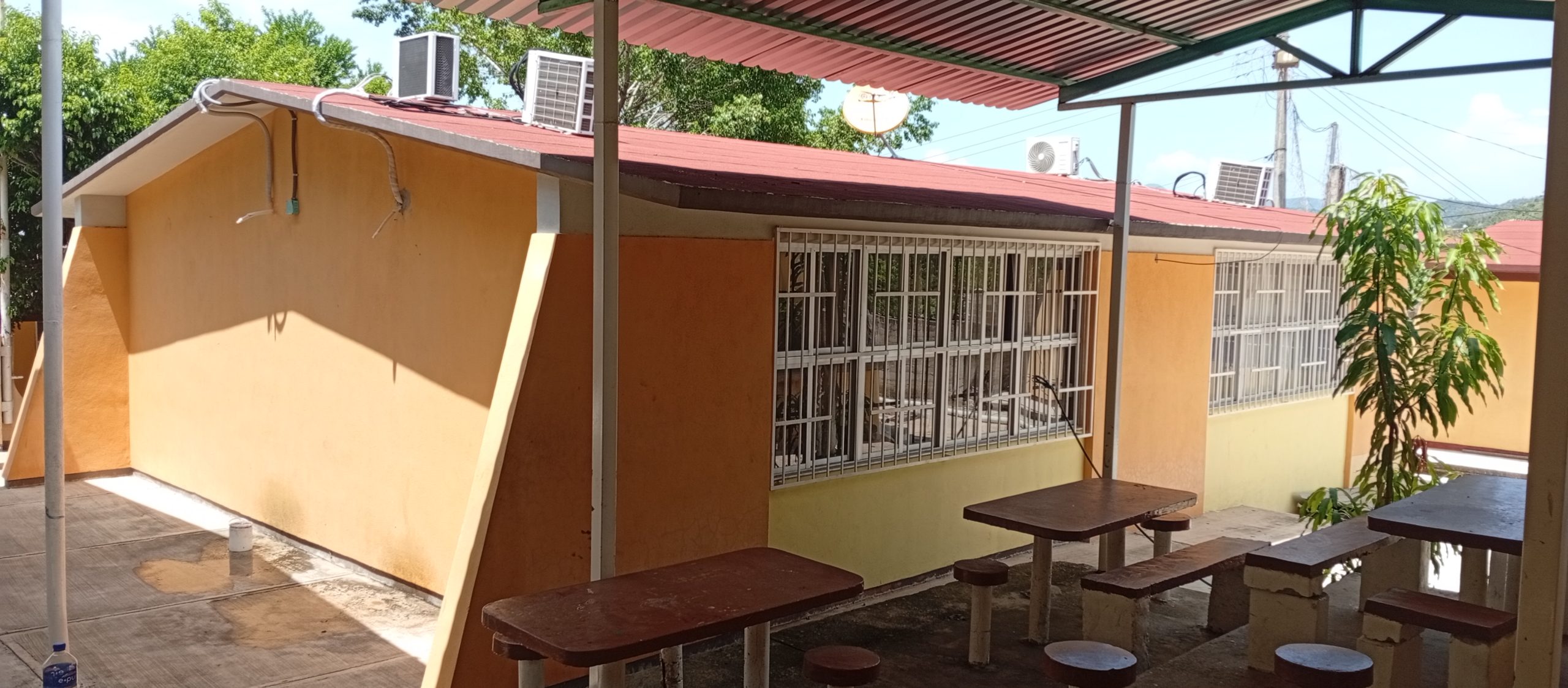 Construcción de aulas en Telesecundaria Francisco Ruiz Massieu