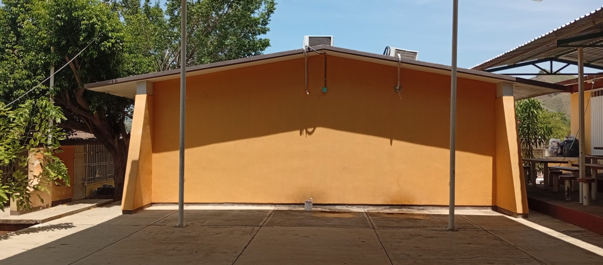 Construcción de aulas en Telesecundaria Francisco Ruiz Massieu