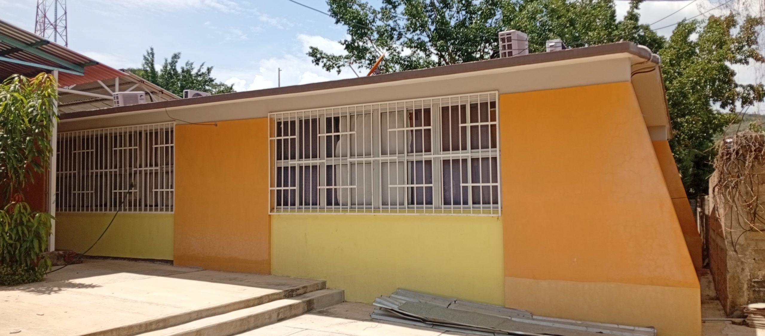 Construcción de aulas en Telesecundaria Francisco Ruiz Massieu