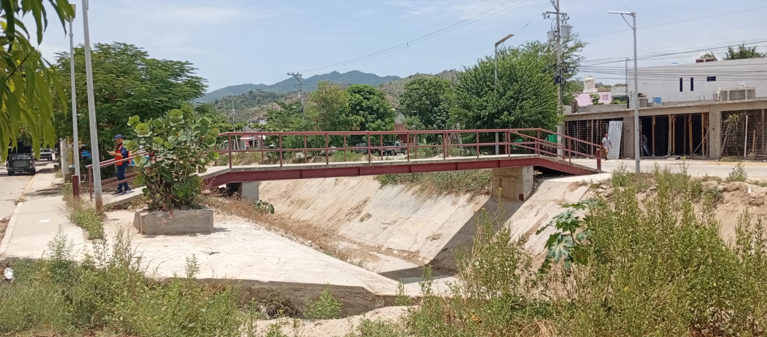 Construcción de puente peatonal en Unidad Habitacional San Agustín