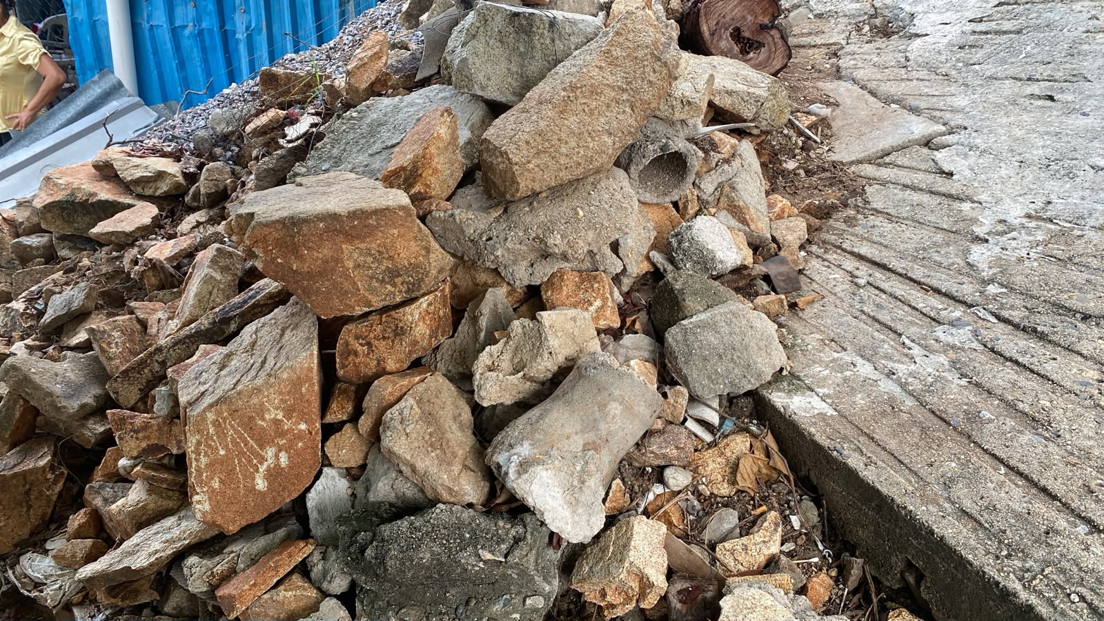 Construcción de drenaje sanitario en calle Mogote 1