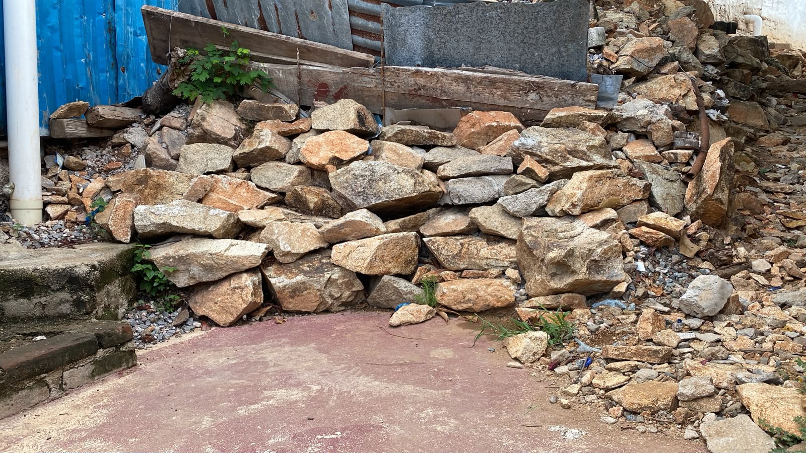 Construcción de drenaje sanitario en calle Mogote 1