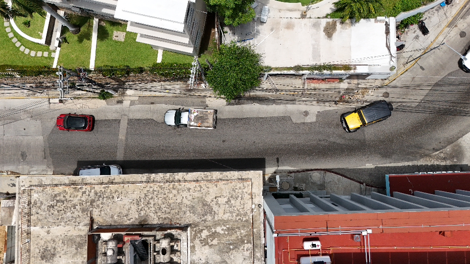 Vista aérea de la obra de drenaje sanitario en calle Waikiki y El Morro