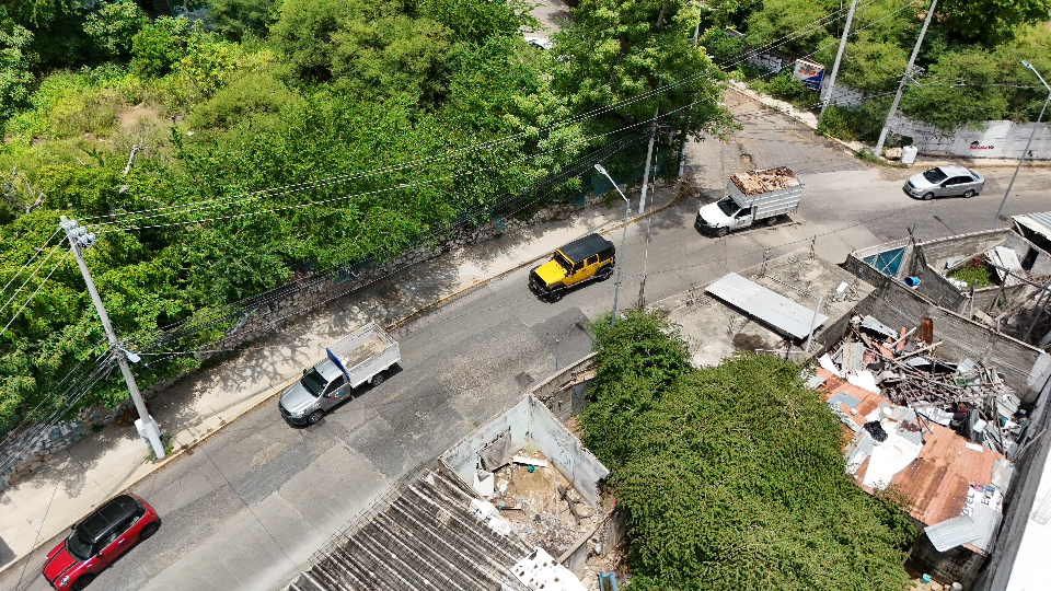 Vista aérea de la obra de drenaje sanitario en calle Waikiki y El Morro