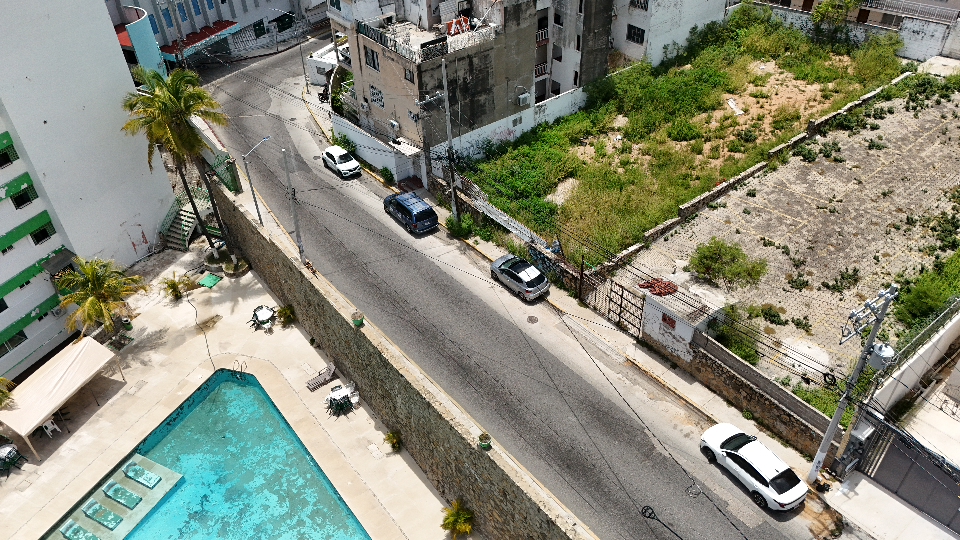 Vista aérea de la obra de drenaje sanitario en calle Waikiki y El Morro